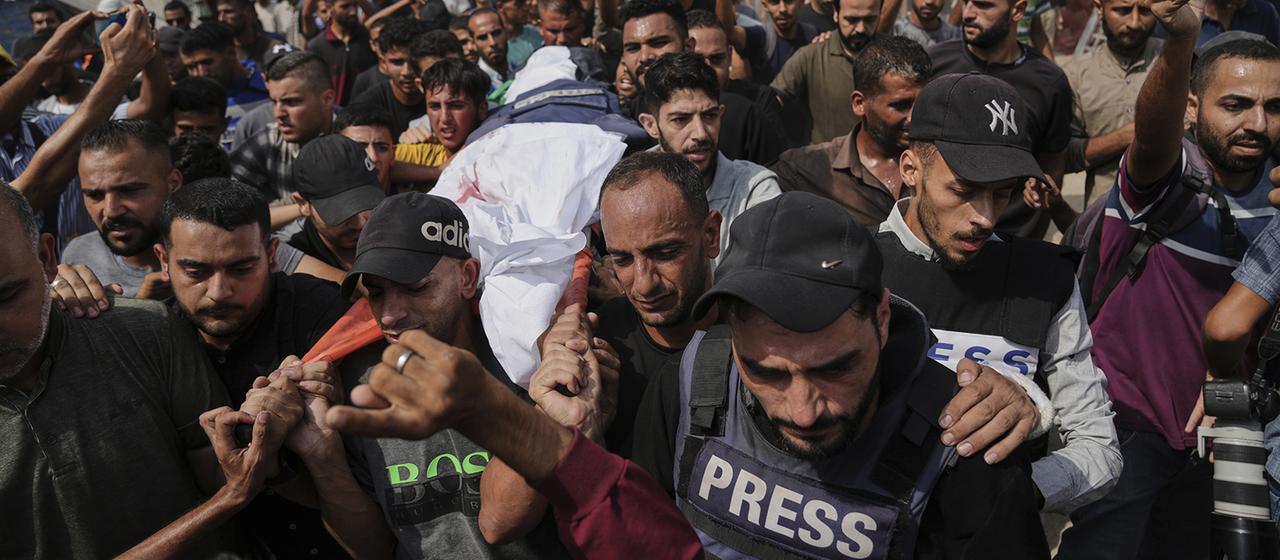 Palästinenser tragen in Gaza-Stadt den Leichnam des Al-Dschasira-Korrespondenten Anas al-Scharif.