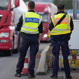 Deutsche Bundespolizisten kontrollieren am deutsch-österreichischen Grenzübergang in Kiefersfelden.