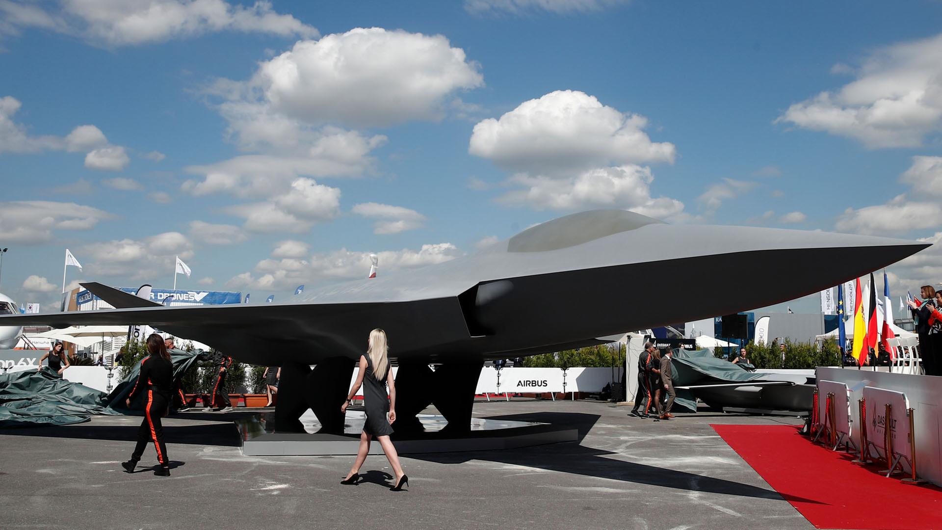 Eines Modell des europäischen Kampfjets wird im Rahmen der 53. Internationalen Pariser Luftfahrtausstellung auf dem Flughafen Le Bourget präsentiert. (Archiv: 17.06.2019) | dpa