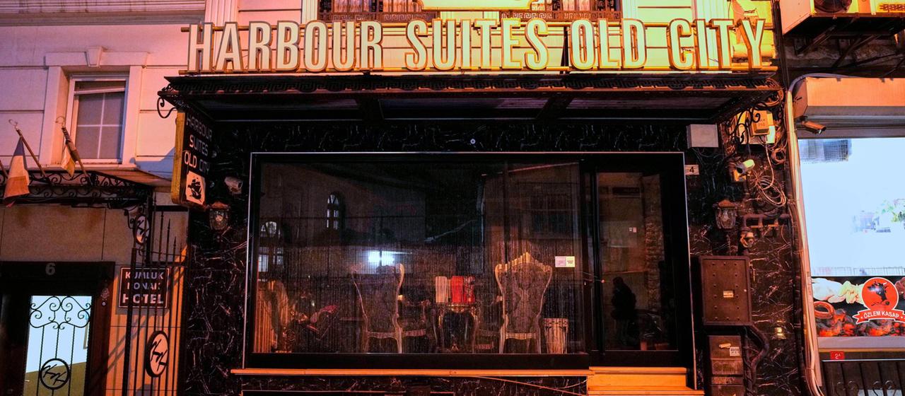 Die Haupteingangstür des Hotels "Harbour Suites Old City" in Istanbul.