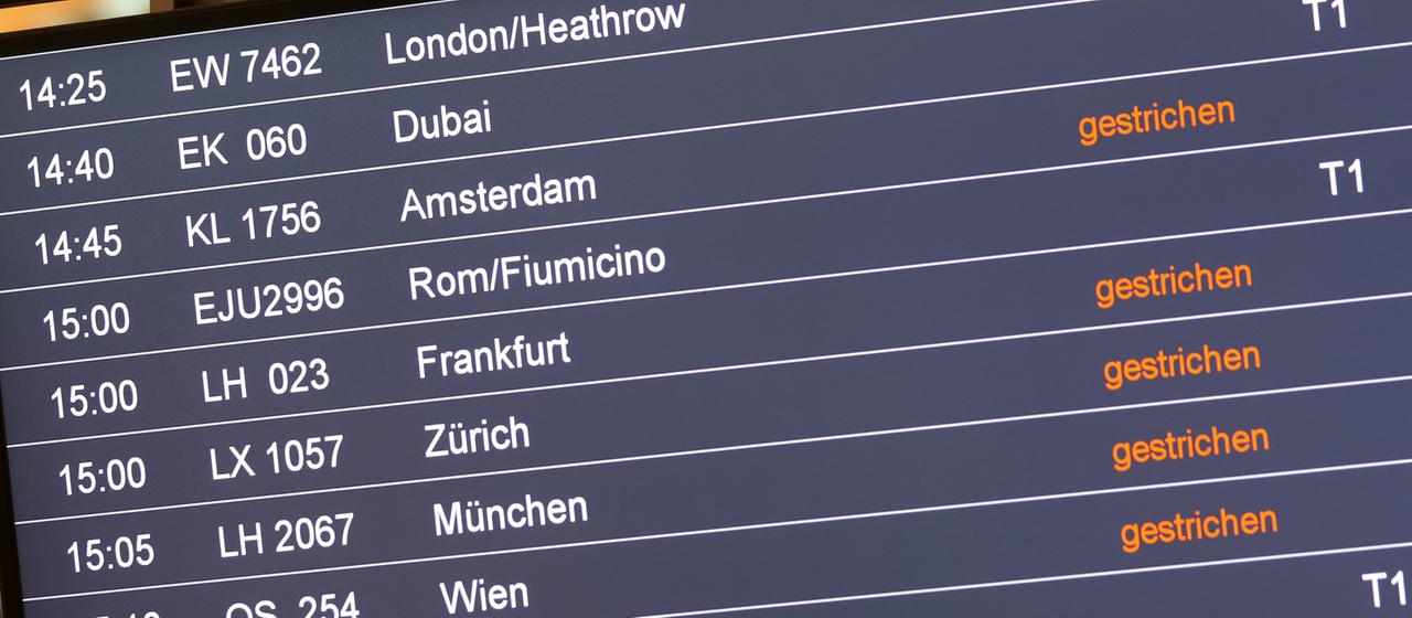 Eine Anzeigetafel zeigt gestrichene Flüge am Flughafen Hamburg.