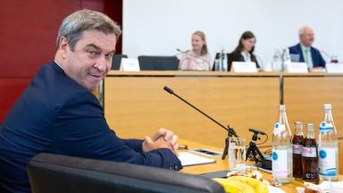 Markus Söder, Ministerpräsident von Bayern, sitzt vor Beginn des Untersuchungsausschuss Stammstrecke im Konferenzsaal des bayerischen Landtags. 