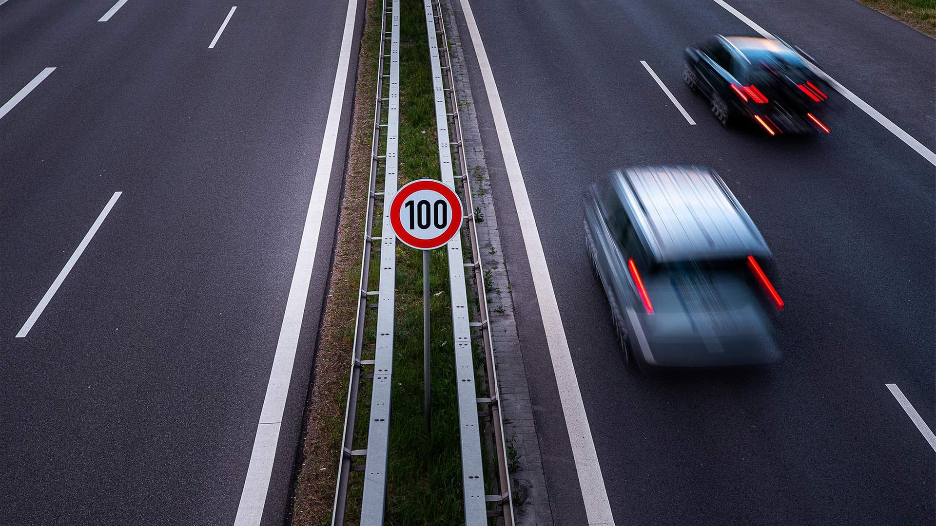 Schild an einer Autobahn zeigt die Geschwindigkeitsbegrenzung auf Tempo 100. | picture alliance / Rainer Keuenh