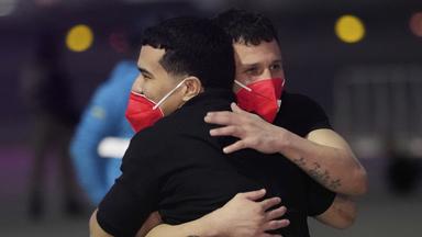 Migranten, die vor Monaten von den Vereinigten Staaten im Rahmen der Einwanderungspolitik der Trump-Regierung nach El Salvador abgeschoben wurden, kommen am internationalen Flughafen Simon Bolivar in Maiquetia, Venezuela, an