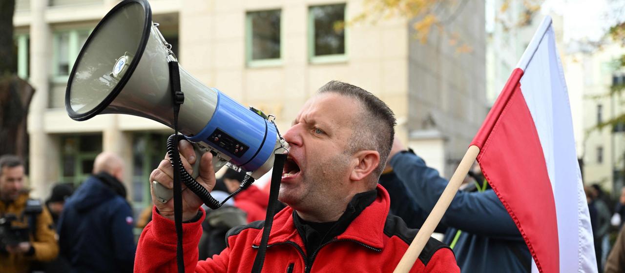 Ein Demonstrant steht vor dem Gebäude des Verfassungsgerichts in Warschau