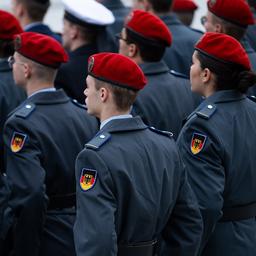 Rekruten legen ihr Gelöbnis ab.