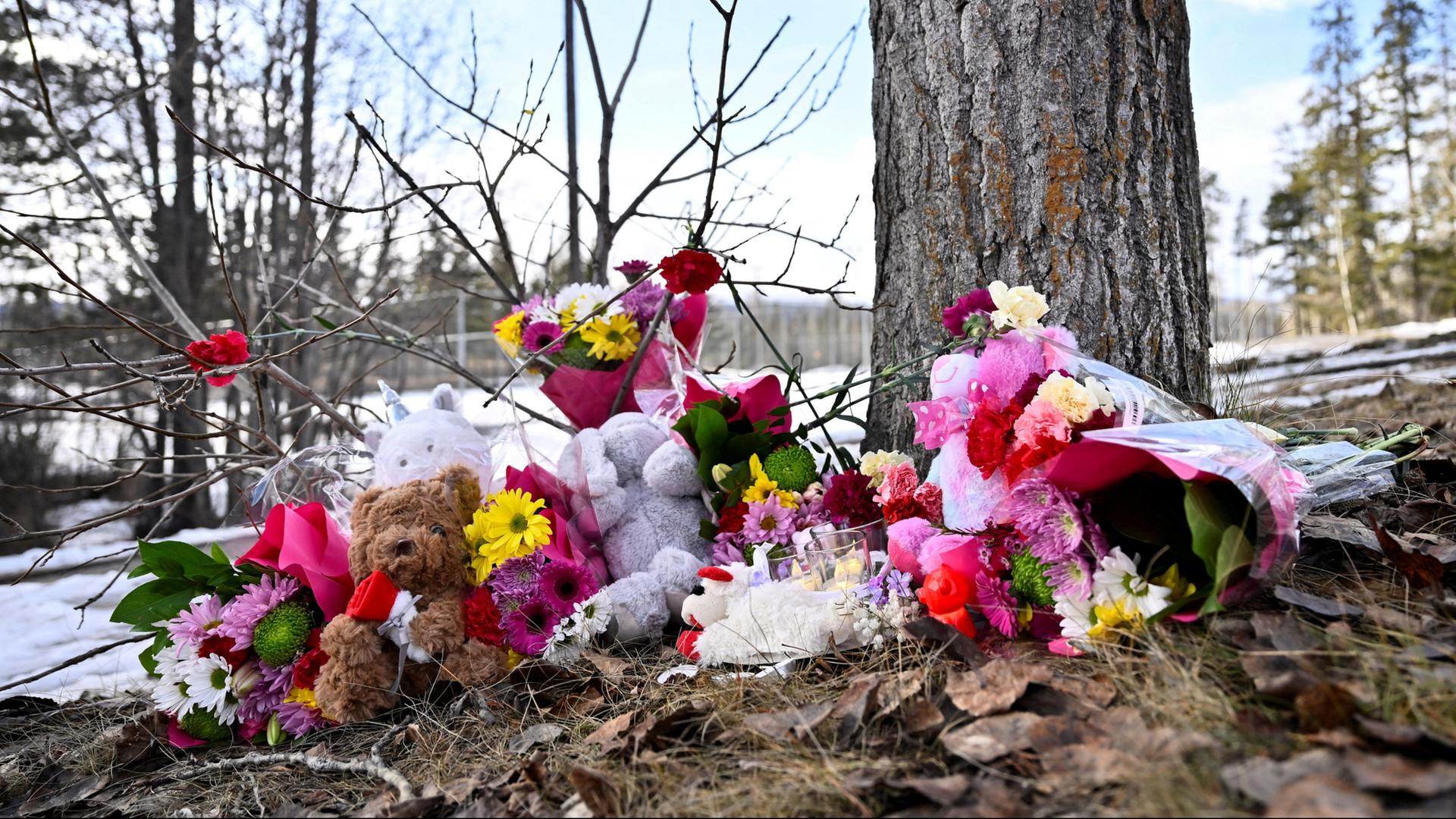 Menschen haben Blumen und Kuscheltieren im kanadischen Tumbler Ridge abgelegt. | REUTERS