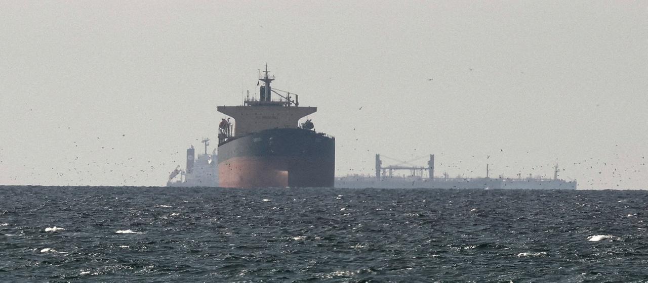 Ein Öltanker in der Straße von Hormus