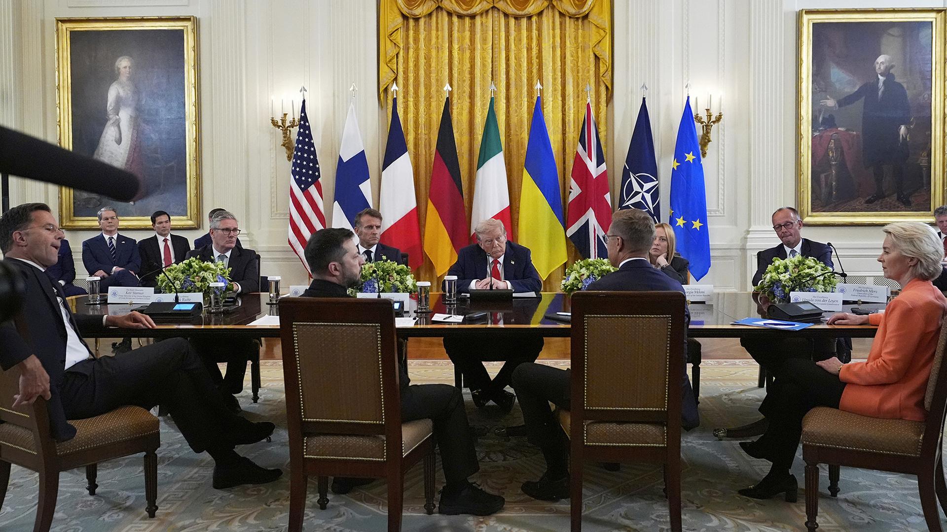 Donald Trump (M) nimmt an einem Treffen mit Mark Rutte (l-r), Keir Starmer, Wolodymyr Selenskyj, Emmanuel Macron, Alexander Stubb, Giorgia Meloni, Friedrich Merz und Ursula von der Leyen, im Weißen Hauses teil. | dpa