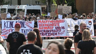 Demonstrierende vor einem Rammstein-Konzert in Bern.