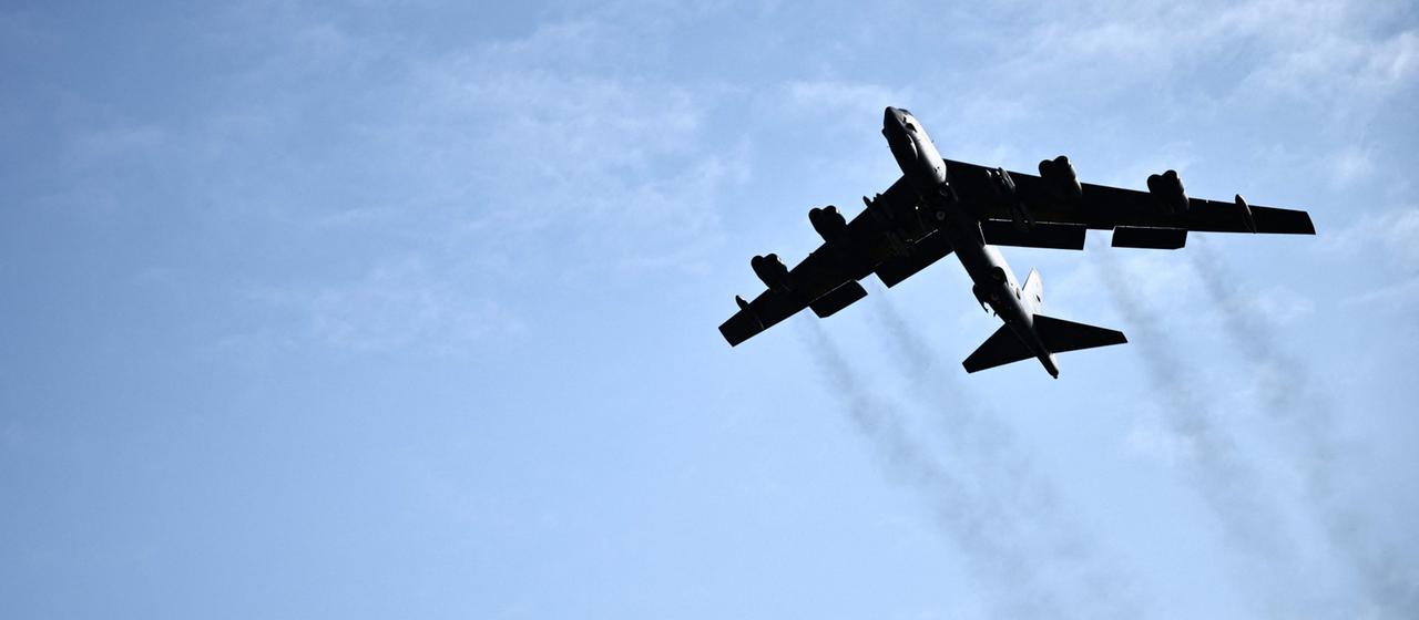 Ein B-52-Bomber der US-Luftwaffe habt im britischen Fairford von einem Stützpunkt der Royal Airforce ab. 