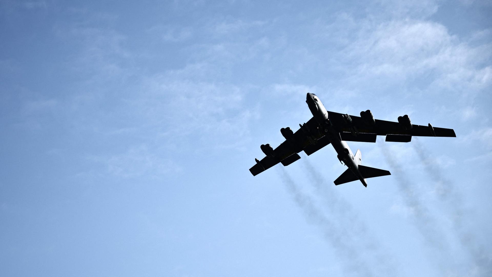 B-52-Bomber der US-Luftwaffe bei Testflug in Kalifornien abgestürzt B-52-Bomber der US-Luftwaffe bei Testflug in Kalifornien abgestürzt