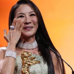 Michelle Yeoh freut sich am Eröffnungsabend der Berlinale vor der Premiere des Eröffnungsfilms «No Good Men» im Berlinale Palast über den goldenen Bären und hat Tränen in den Augen. (Quelle: dpa/Stache)