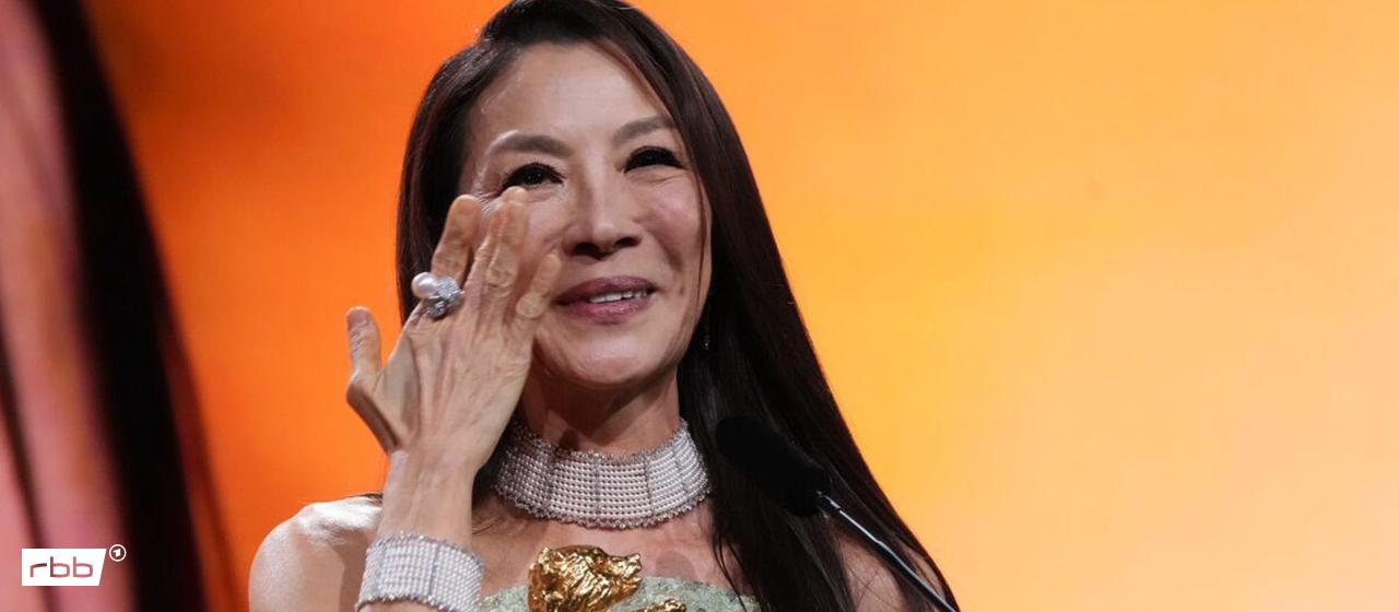 Michelle Yeoh freut sich am Eröffnungsabend der Berlinale vor der Premiere des Eröffnungsfilms «No Good Men» im Berlinale Palast über den goldenen Bären und hat Tränen in den Augen. (Quelle: dpa/Stache)