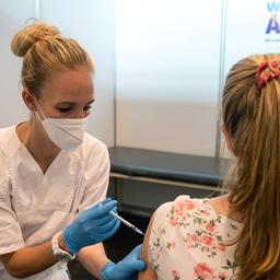 Ein junges Mädchen wird gegen Covid-19 geimpft.