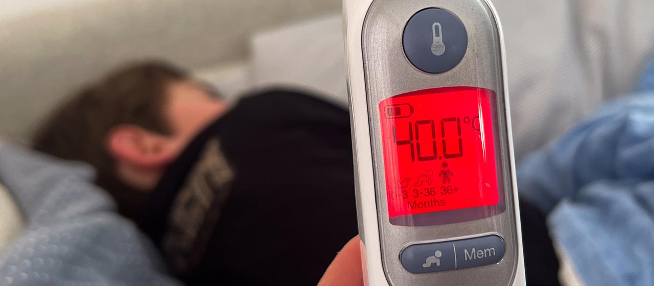 Ein Fieberthermometer zeigt eine Körpertemperatur von 40,0 Grad nach der Messung bei einem Kind an.