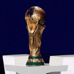 Die Weltmeisterschaftstrophäe steht auf einem Podest im John F. Kennedy Center for the Performing Arts.