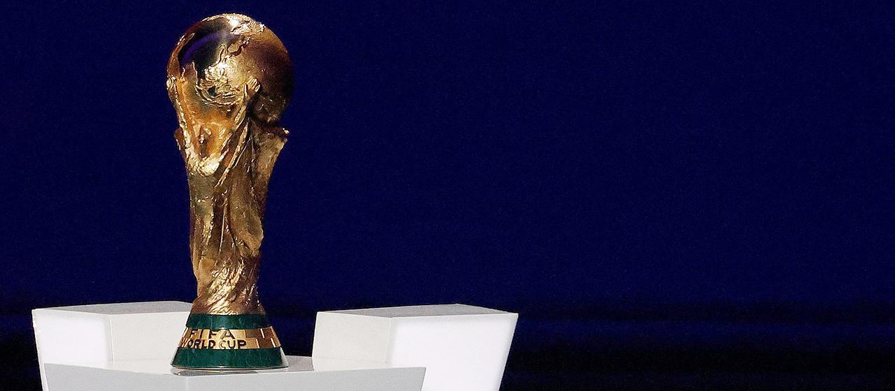 Die Weltmeisterschaftstrophäe steht auf einem Podest im John F. Kennedy Center for the Performing Arts.