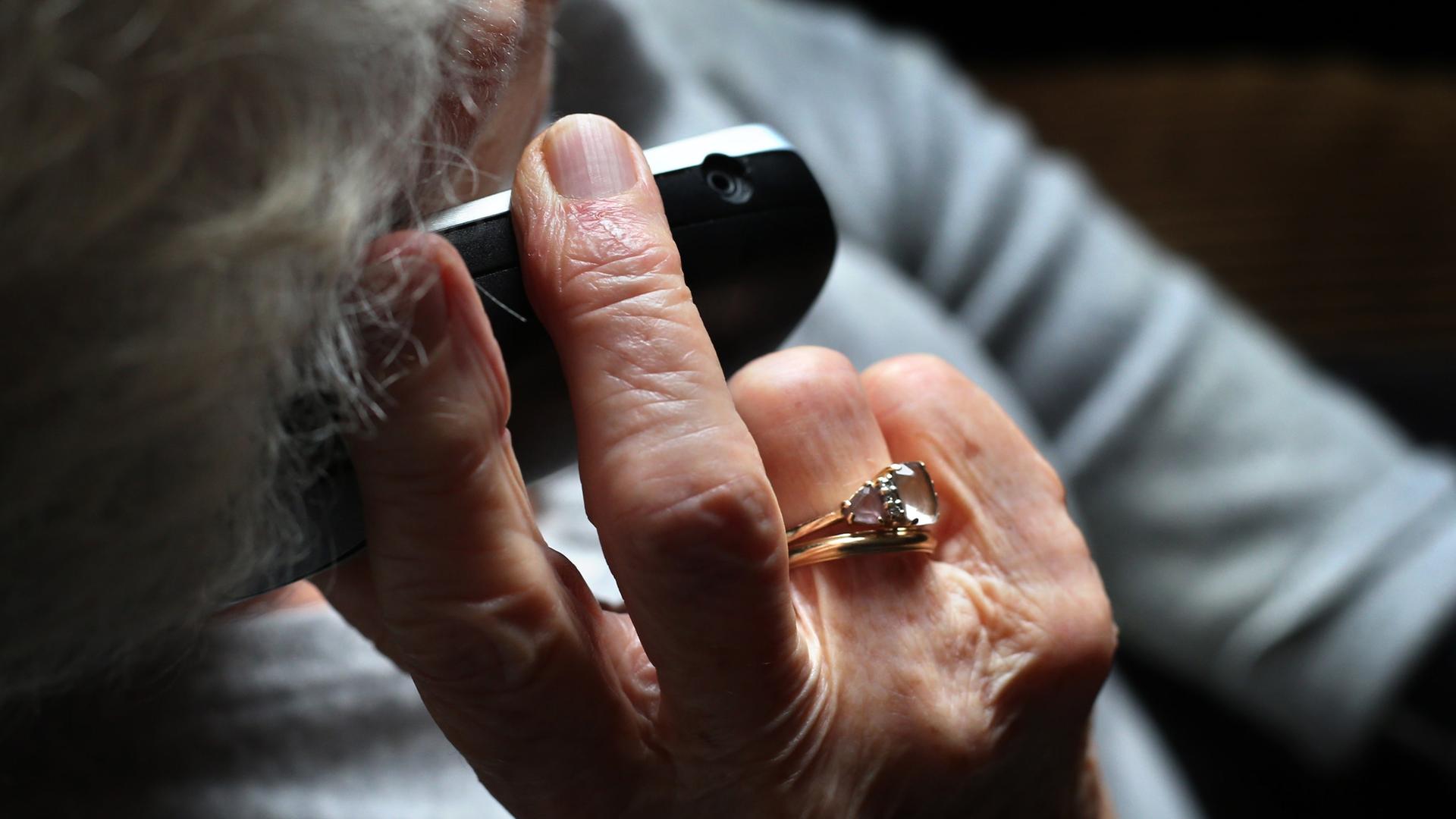 Stadtallendorf: Seniorin übergibt 73.100 Euro an Schockanruf-Betrüger – und hat dann Glück