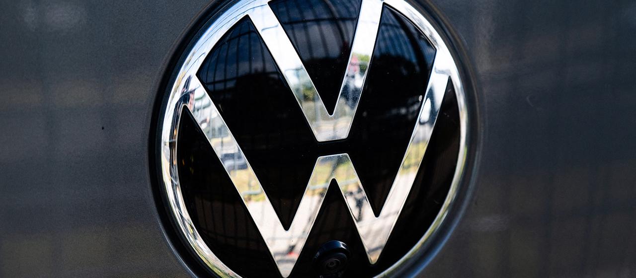 VW-Logo auf einem Fahrzeug