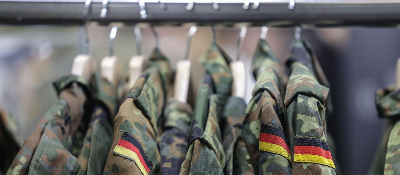 Feldjacken hängen auf Kleiderbügeln