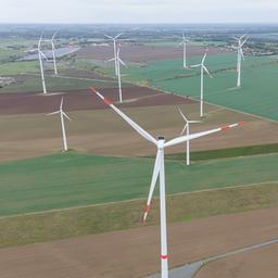 Windräder stehen im Windpark Streumen nebeneinander. 