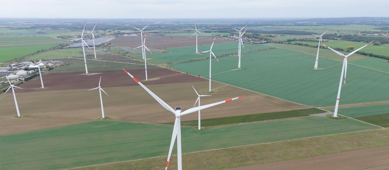 Windräder stehen im Windpark Streumen nebeneinander. 