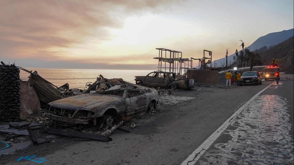 Ausgebrannte Autos am Pacific Coast Highway