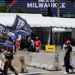  Menschen mit "Trump 2024 - Make America godly again" Fahnen in Milwaukee