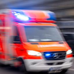 Ein Rettungswagen der Feuerwehr fährt mit Blaulicht zum Einsatz