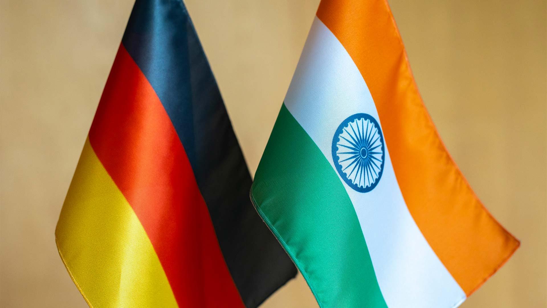 Die Nationalflaggen von Deutschland und Indien. | picture alliance / photothek
