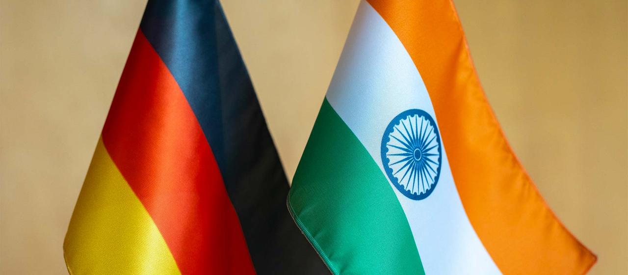 Die Nationalflaggen von Deutschland und Indien.