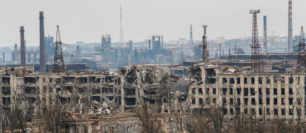 Ansicht von Mariupol, im Hintergrund das zerstörte Asow-Stahlwerk. | Valery Melnikov/Kommersant/Sipa USA Ansicht von Mariupol, im Hintergrund das zerstörte Asow-Stahlwerk.