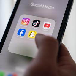 Auf dem Display eines Smartphones sind verschiedene Social-Media-Apps angezeigt.