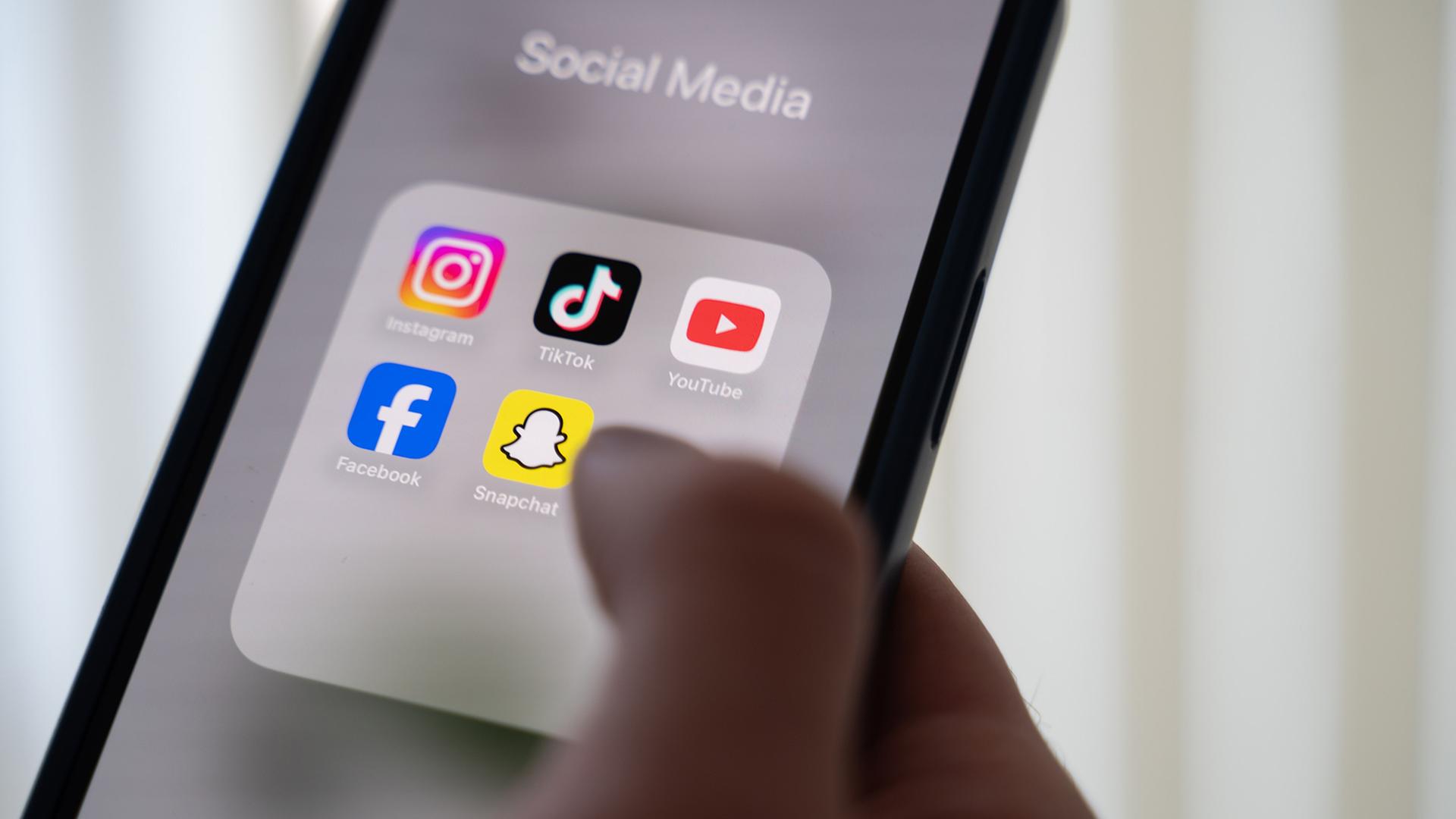 Auf dem Display eines Smartphones sind verschiedene Social-Media-Apps angezeigt. | dpa