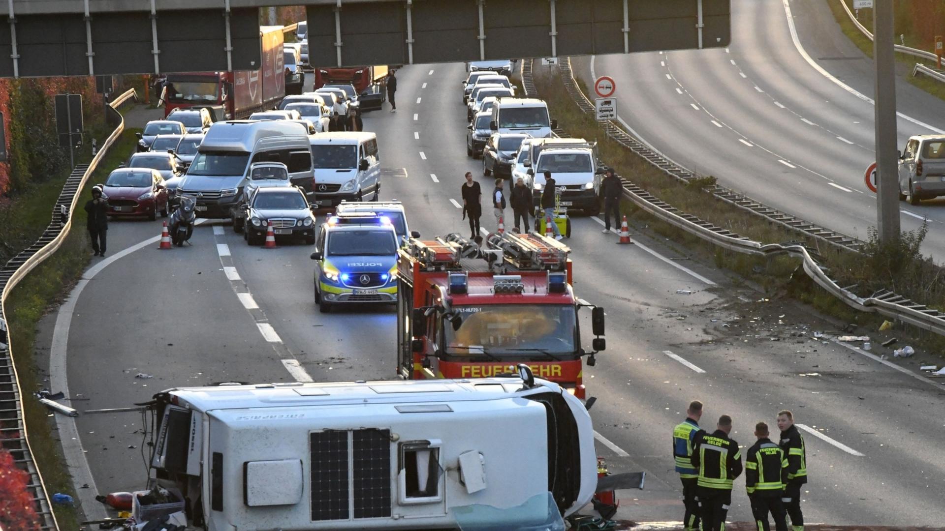 Ein Campingbus liegt quer auf der Autobahn  | Andreas Eickhoff
