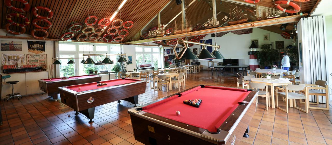 Blick in einen Aufenthaltsraum mit Billardtischen im Internationalen Seemannsclub Duckdalben der Deutschen Seemannsmission (Aufnahme vom 26.05.2025)