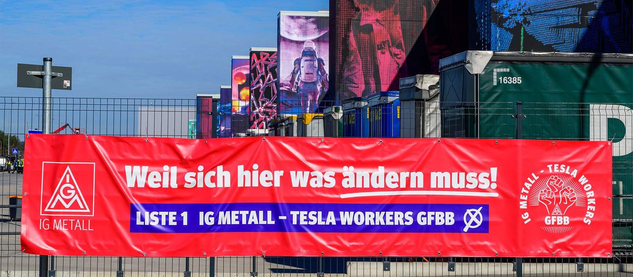 Werbetransparent der IG Metall zur Betriebsratswahl an der Tesla-Gigafactory. 