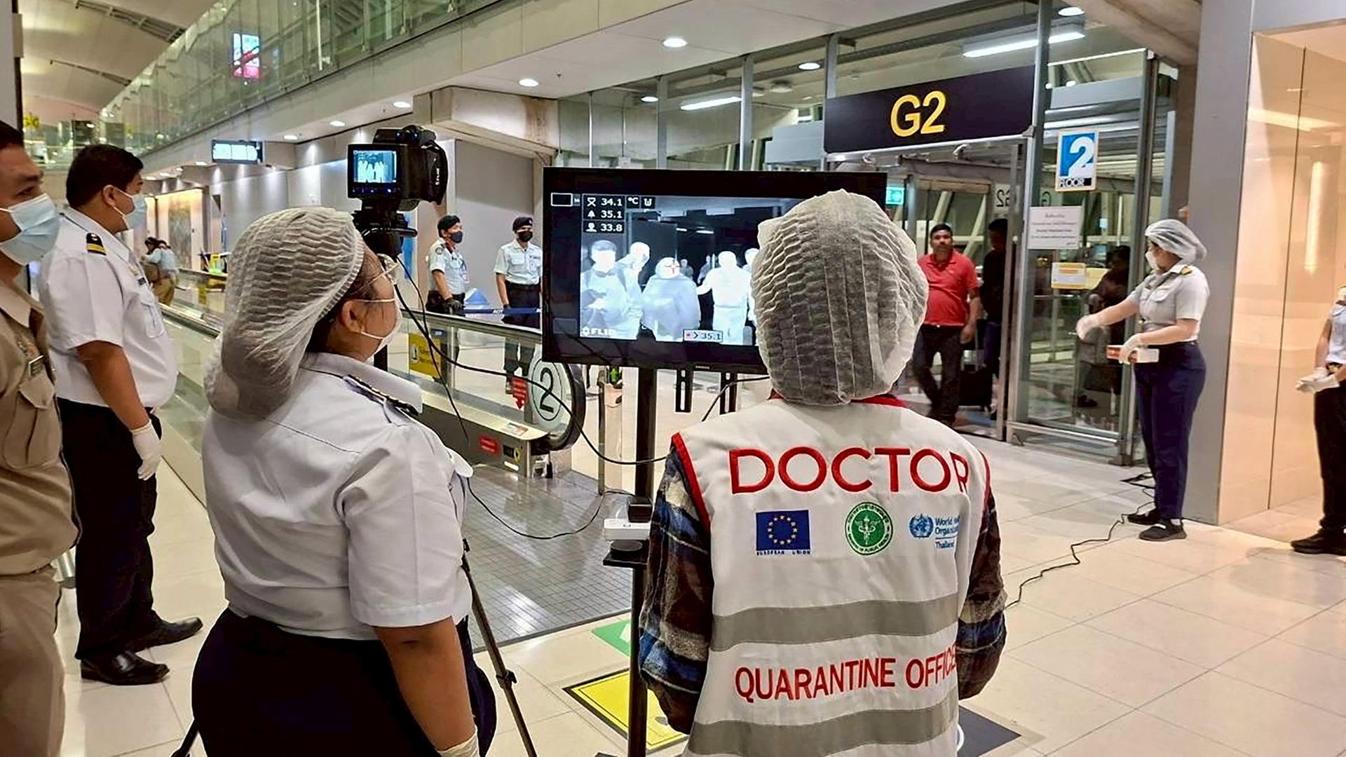 Gesundheitsbehörde mit Schutzmasken am Flughafen von Bangkok. (Bild vom 25.01.26) | via REUTERS