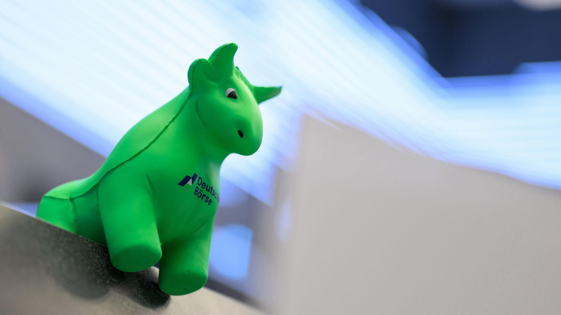 Bullenfigur auf einem Monitor im Handelssaal der Frankfurter Börse | picture alliance / SvenSimon