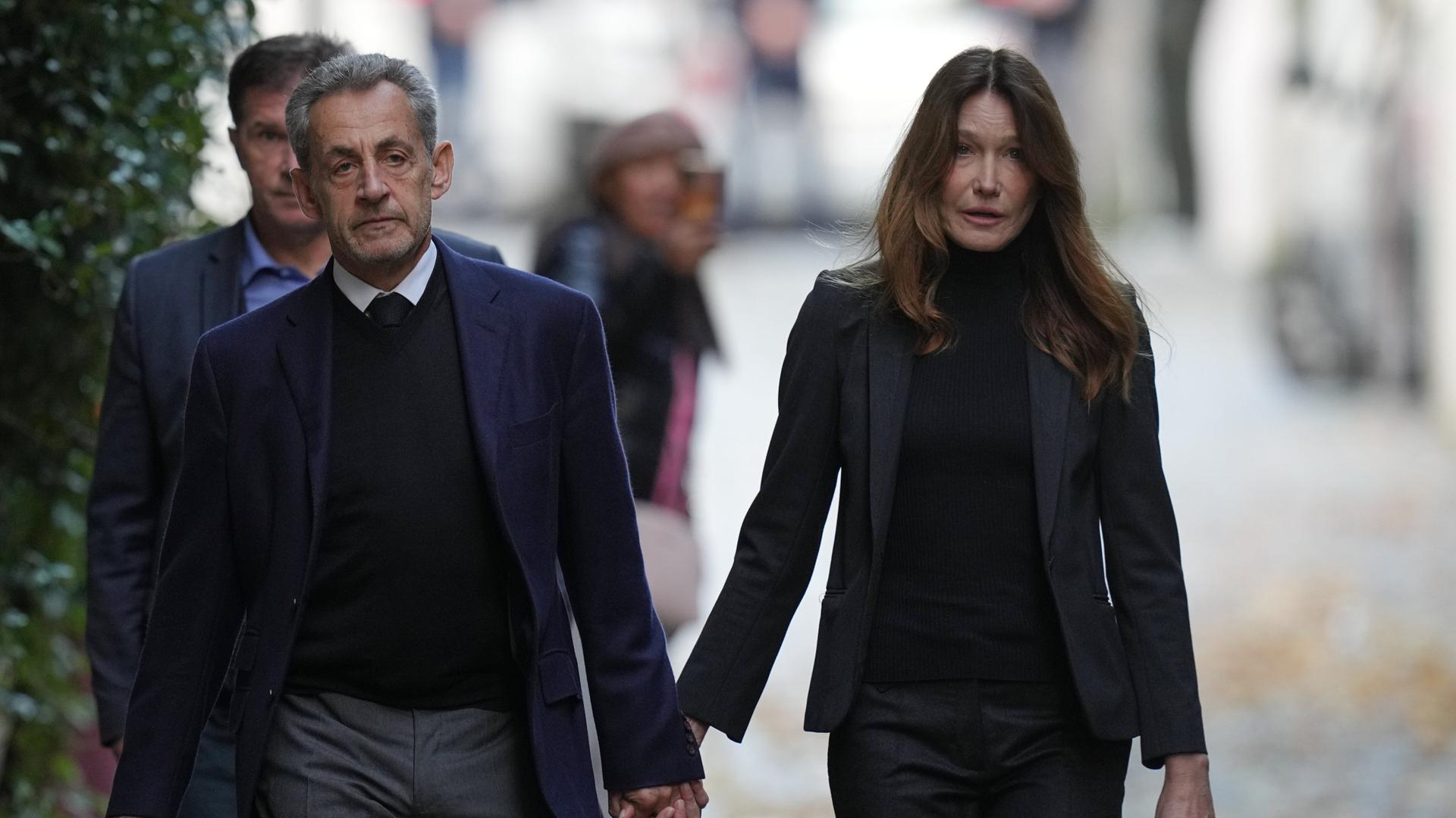 Nicolas Sarkozy und seine Frau Carla Bruni-Sarkozy verlassen ihr Haus in Paris | AP