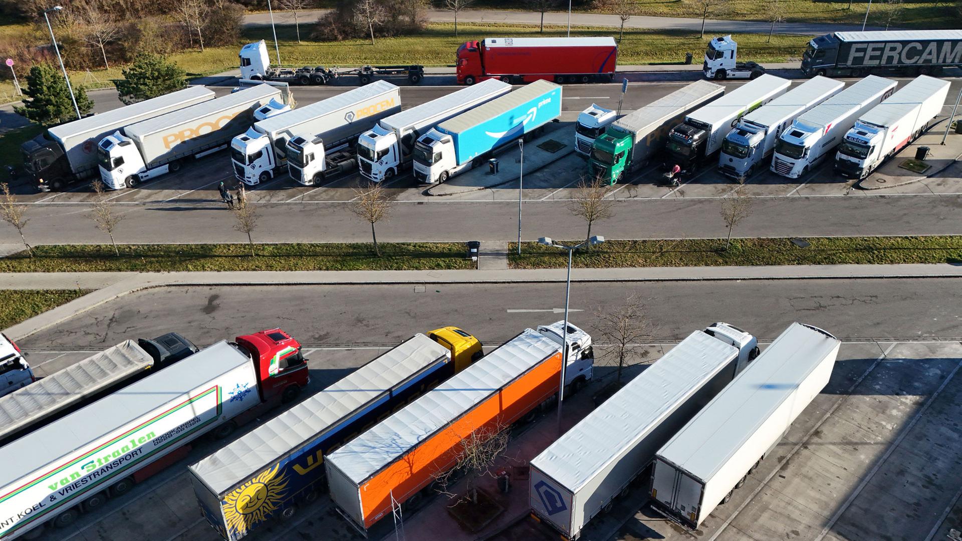 Lkw stehen auf dem Parkplatz einer Raststätte. | picture alliance / SVEN SIMON
