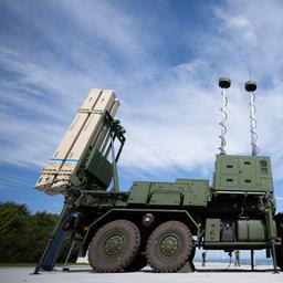 Ein Launcher des Luftverteidigungssystems IRIS-T SLM der Firma Diehl Defence steht während der Vorstellung der European Air Defence Academy in der Kaserne Todendorf auf einer Platte.
