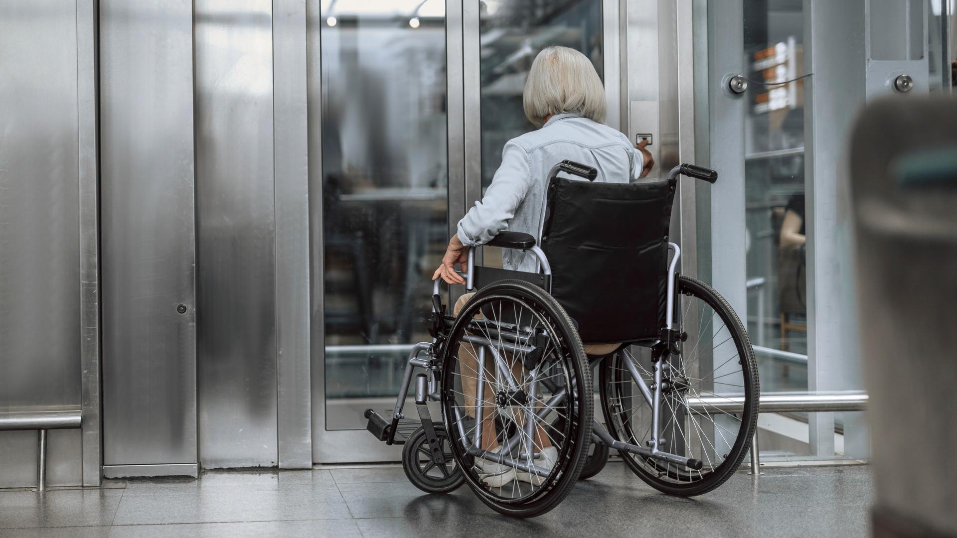 Wie kaputte Fahrstühle an Bremer Bahnhöfen für Probleme sorgen