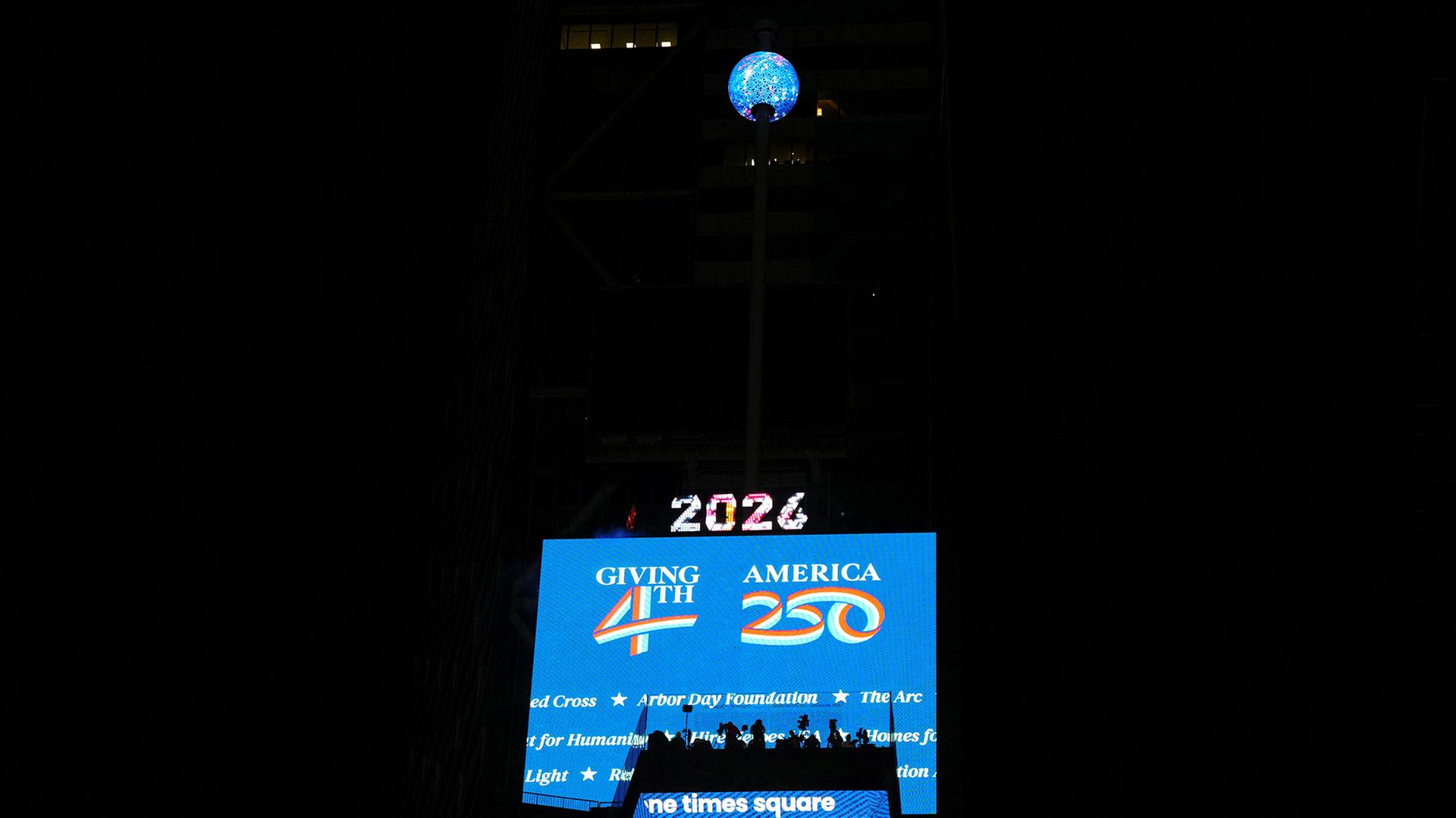 Times Square Ball USA, Papst Leo auf Lampedusa, Fischer in Indien