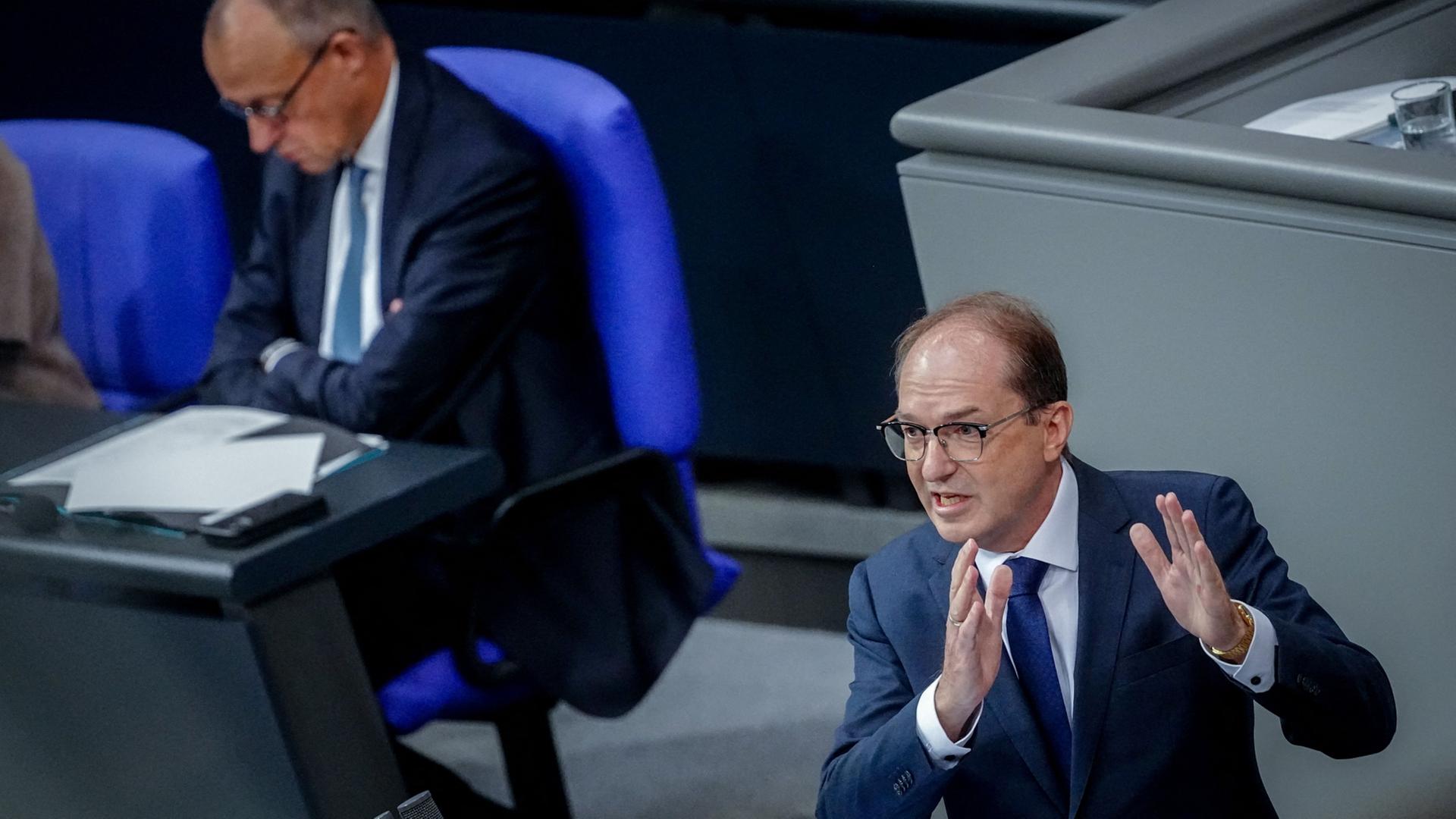 Kontroverse Debatte um Reform der Nachrichtendienste im Bundestag
