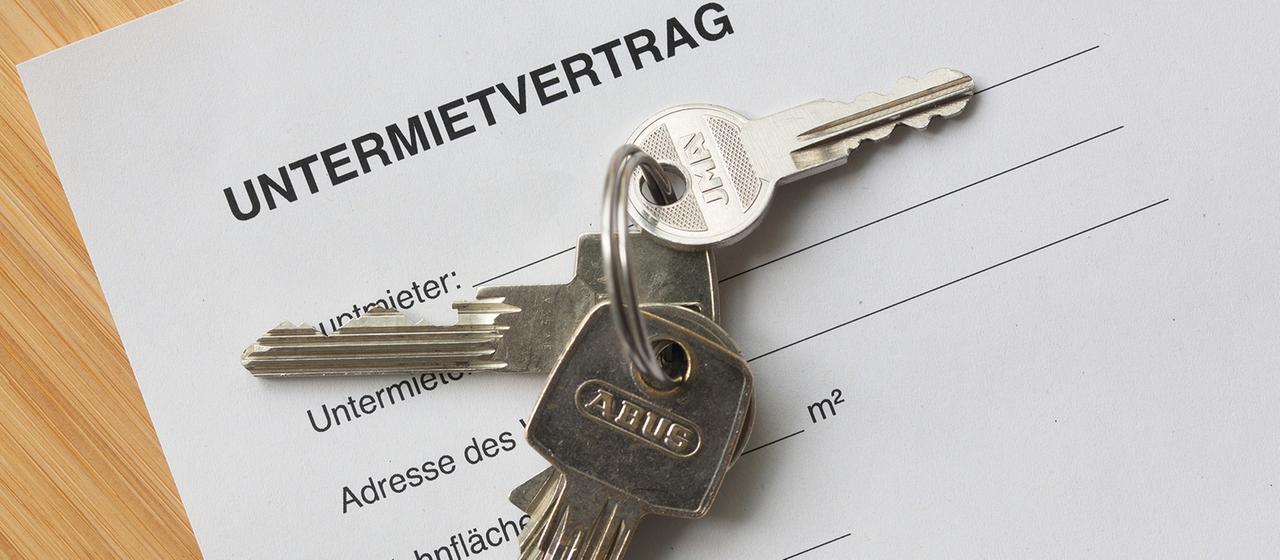 Schlüssel auf einem Untermietvertrag