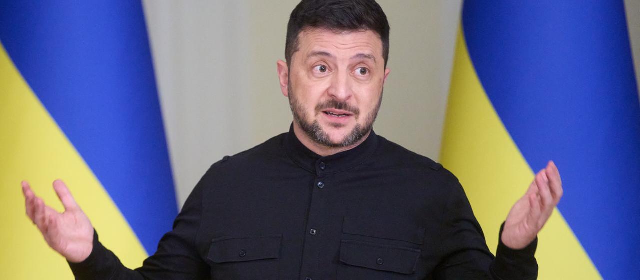 Der ukrainische Präsident Wolodymyr Selenskyj vor einer Ukraine-Flagge | dpa Der ukrainische Präsident Wolodymyr Selenskyj vor einer Ukraine-Flagge