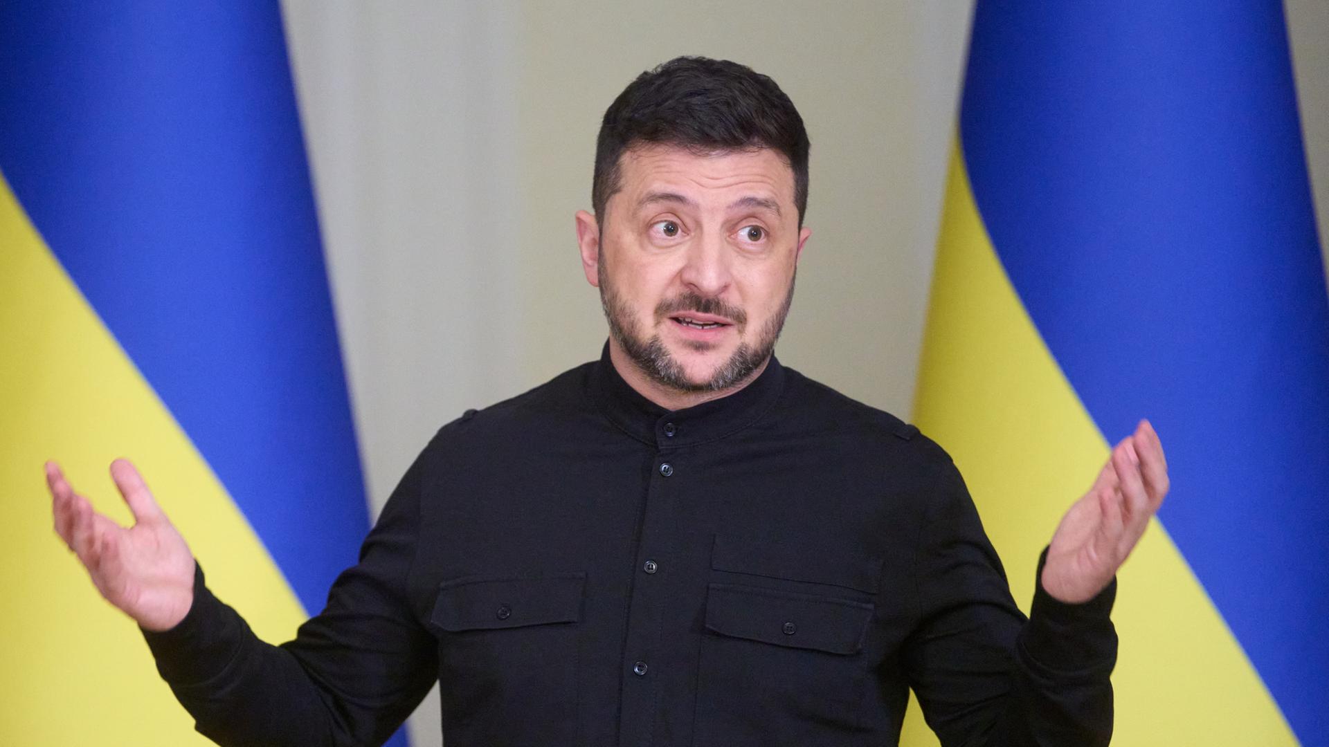 Der ukrainische Präsident Wolodymyr Selenskyj vor einer Ukraine-Flagge | dpa