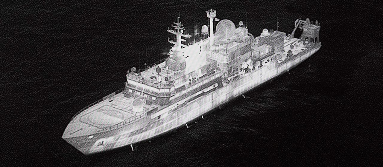 Ein Bildschirm mit einer Aufnahme des russischen Militärschiffs "Jantar".